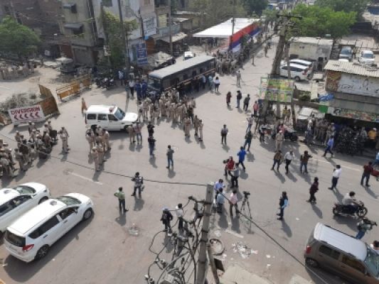 जहांगीरपुरी इलाके में पथराव, 2 लोग हिरासत में