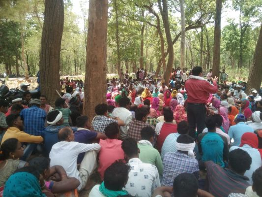 डीआरजी पर हत्या व मारपीट का आरोप, रावघाट प्रभावितों ने चक्काजाम कर कार्रवाई के लिए अल्टीमेटम दिया 