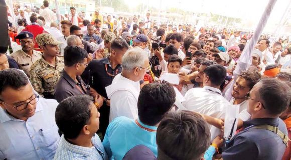 ‘छत्तीसगढ़’ का संपादकीय : बंदरों को गांवों की फसल तबाह करने से रोकना है तो..