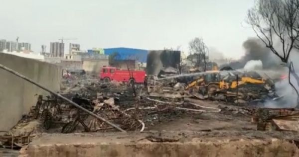 गुरुग्राम में आग लगने से लगभग 150 झोपड़ियों जलकर खाक