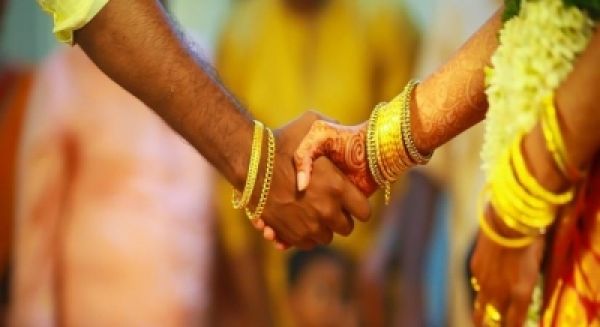 यूपी: चलती कार में नाच रहा था दूल्हा, ट्रैफिक पुलिस ने थमा दिया 2 लाख रुपये का चालान