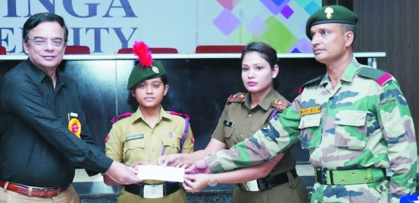 कलिंगा विद्यार्थी वर्षा धु्रव को एनसीसी सर्वश्रेष्ठ कैडेट का मिला अवार्ड, कमांडिंग ऑफिसर ने प्रदान की राशि और प्रशस्ति पत्र