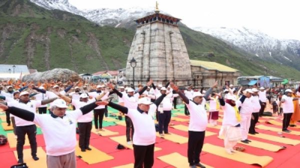 केदारनाथ धाम में पुरोहितों सहित 500 तीर्थ यात्रियों ने किया योग