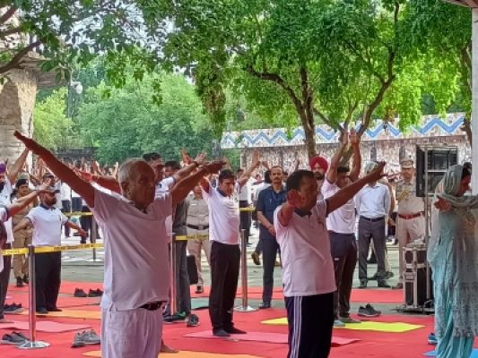 चंडीगढ़ के प्रशासक बनवारीलाल पुरोहित ने रॉक गार्डन में किया योग