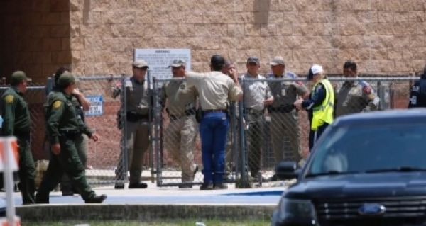 टेक्सास के स्कूल में गोलीबारी के जवाब में पुलिस प्रमुख को छुट्टी पर भेजा