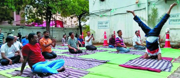 छग राज्य ग्रामीण बैंक ने नियमित योग का महत्व समझाते मनाया योग दिवस