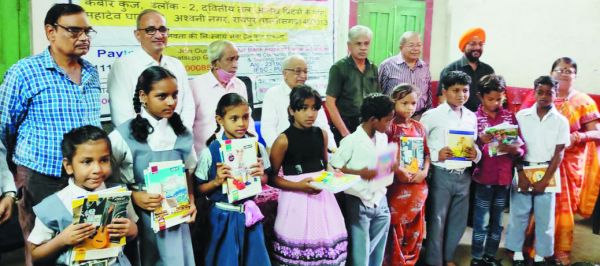 शाला प्रवेश के साथ कॉपी वितरण से विद्यार्थियों के खिले चेहरे, चरामेति फाउंडेशन ने की पहल