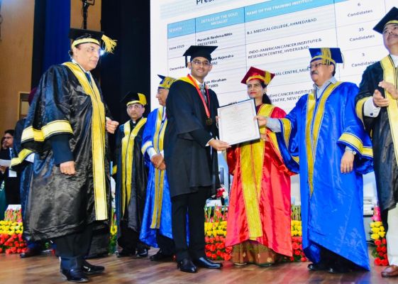 कैंसर चिकित्सा में योगदान के लिए रामकृष्ण केयर के डॉ. रवि जायसवाल को स्वर्ण पदक