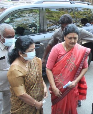 अन्नाद्रमुक संकट : पन्नीरसेल्वम के प्रति समर्थन जुटाने के लिए शशिकला का राज्यव्यापी दौरा