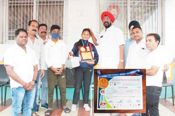  जुनेजा ने नेशनल  चैम्पियनशिप में स्वर्ण पदक विजेता पल्लवी साहू को किया सम्मानित