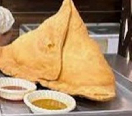 बाहुबली समोसा चैलेंज : 30 मिनट में खाएं और कमाएं पूरे 51,000 रुपये