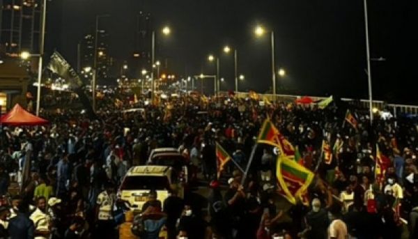 प्रदर्शनकारी श्रीलंकाई राष्ट्रपति के स्विमिंग पूल में डुबकी लगाते, पीएम के बिस्तर पर दिखे