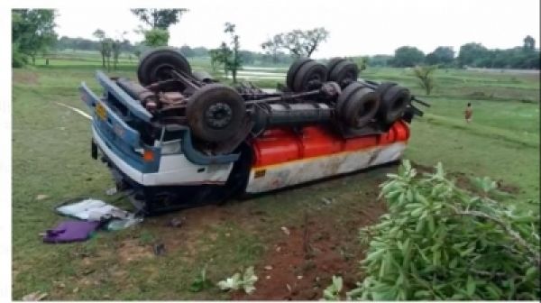 झारखंड में चाईबासा के पास टैंकर पलटने से तीन बच्चों की मौत