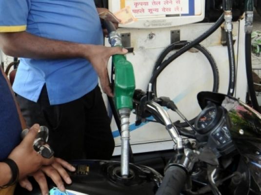 महाराष्ट्र सरकार ने पेट्रोल की दर में 5 रुपये, डीजल में 3 रुपये प्रति लीटर की कटौती की