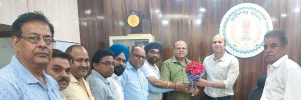 रायपुर कलेक्टर से कैट की सौजन्य मुलाकात, दुकानों के सामने पौधे आवश्य लगाएं-डॉ. भुरे