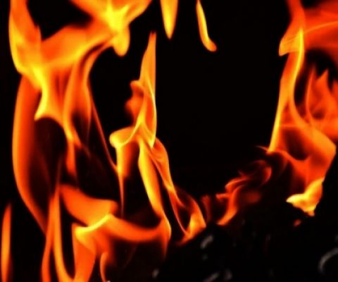 तमिलनाडु : कल्लाकुरिच में छात्रों और पुलिस के बीच झड़प, वाहन को लगाई आग