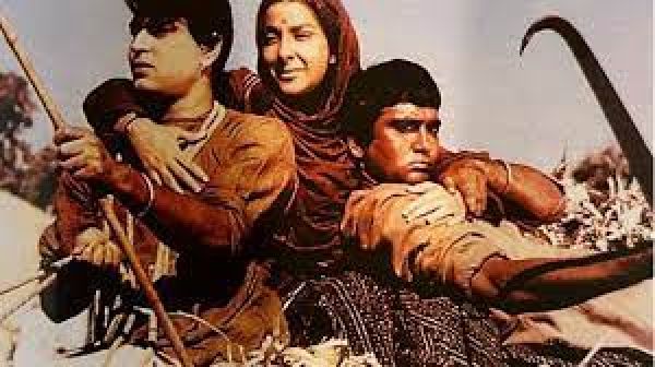 मदर इंडिया के सेट पर लगी आग से शुरू हुई थी नरगिस और सुनील दत्त की प्रेम कहानी