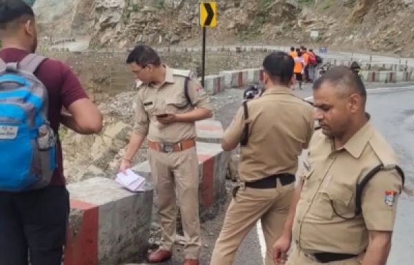 उत्तराखंड में तोताघाटी के पास गहरी खाई में गिरा ट्रक, एक घायल, चालक की तलाश जारी