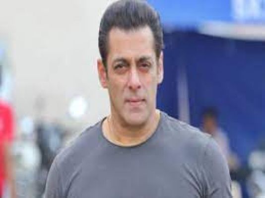 अभिनेता सलमान खान ने मुंबई पुलिस आयुक्त से मुलाकात की, हथियार के लाइसेंस के लिए आवेदन किया