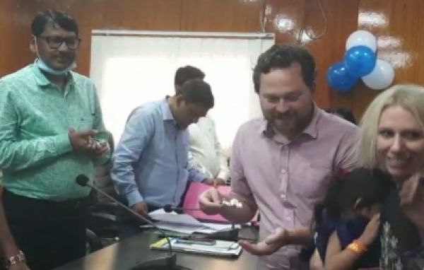 बिहार : गोपालगंज की आर्या को अमेरिकी दंपति ने 'अपना' बनाया