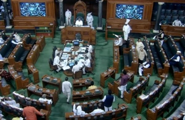 लोक सभा में हंगामा करने वाले कांग्रेस के चार सांसदों के खिलाफ कड़ी कार्रवाई- पूरे सत्र के लिए किया गया निलंबित