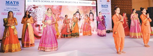 मैट्स में रैंप पर बिखरे फैशन के जलवे