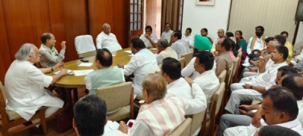 राजघाट पर सत्याग्रह करने से रोकने पर नाराज कांग्रेस के नेताओं ने बनाई अगली रणनीति