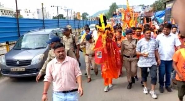 बेटी बचाओ, बेटी पढ़ाओ का संदेश लेकर मंत्री रेखा आर्य ने उठाई कांवड़