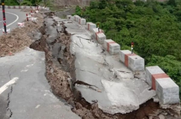 देवप्रयाग में पंत गांव के पास बदरीनाथ हाईवे का 50 मीटर हिस्सा धंसा