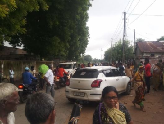 गुजरात में पुलिस की छापेमारी के दौरान शराब तस्कर की मौत, प्रताड़ना का आरोप लगाया गया