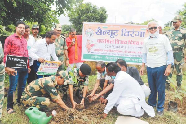  सीमान्त मुख्यालय सीमा सुरक्षा बल भिलाई के जवानों ने किया पौधारोपण