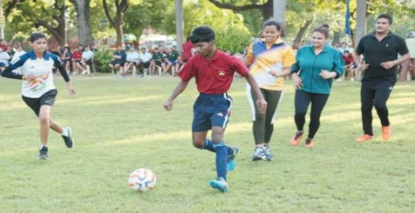 जेंडर इक्वलिटी की विचारधारा को सशक्त रूप देने राजकुमार कॉलेज में फुटबॉल सद्भावना मैच
