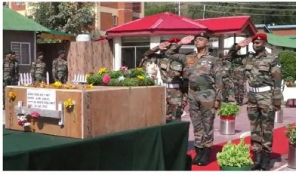 कश्मीर में सेना का कुत्ता 'एक्सल' ने गोली लगने के बाद भी आतंकी से लोहा लिया, बाद में मौत