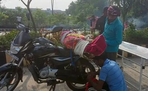 मप्र में बेटे ने बाइक पर बांधकर मां के शव के साथ की 80 किमी की यात्रा
