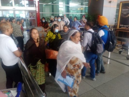 अफगानिस्तान में अल्पसंख्यक समुदायों पर हो रहे हमलों के बाद 30 सिख काबुल से भारत पहुंचे