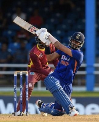 अक्षर पटेल के बल्लेबाजी प्रदर्शन से बहुत खुश हूं : प्रवीण आमरे