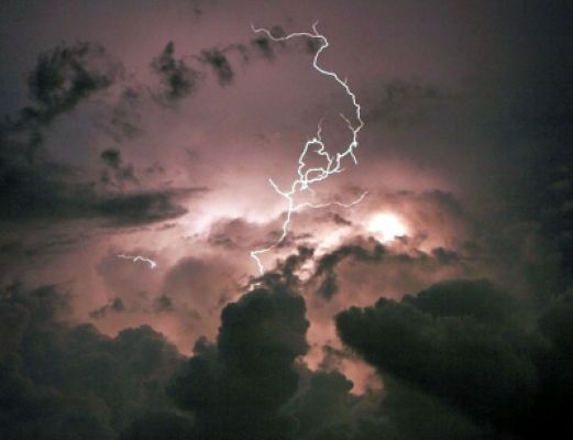 व्हाइट हाउस के पास बिजली गिरने से 4 की हालत गंभीर
