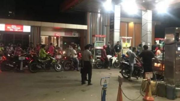 बांग्लादेश: तेल के दाम में लगी आग, पेट्रोल 52 और डीजल 42 फीसदी महंगा