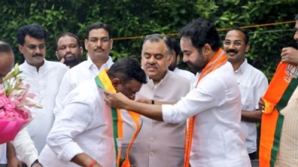 कांग्रेस नेता दासोजू श्रवण भाजपा में हुए शामिल