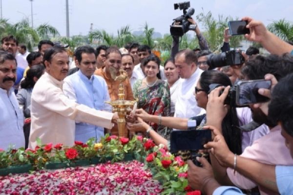 नोएडा में 1000 किलो कचरे से बनाई गई 20 फीट ऊंची गांधी प्रतिमा