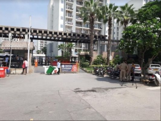 श्रीकांत त्यागी को पकड़ने के लिए पुलिस ने दोबारा उसकी पत्नी को हिरासत में लिया, पूछताछ जारी