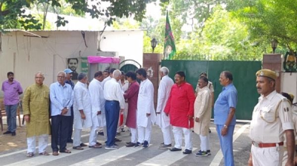बिहार में सियासी हलचल : राबड़ी देवी के आवास पर राजद की बैठक शुरू