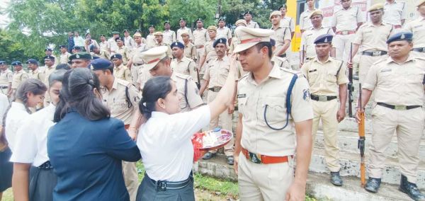 सैनिक भाइयों को राखी बांध और खत लिखकर जेपी इंटरनेशनल विद्यार्थियों ने त्यौहार हर्षोल्लास से मनाया