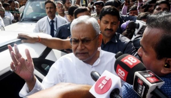 महाराष्ट्र के उद्धव बनने से डरे नीतीश ने बदला पाला!