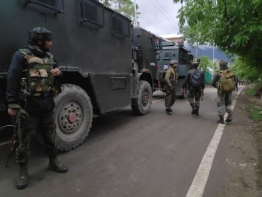 जम्मू-कश्मीर : मुठभेड़ में 2 आतंकी ढेर, 5 जवान घायल