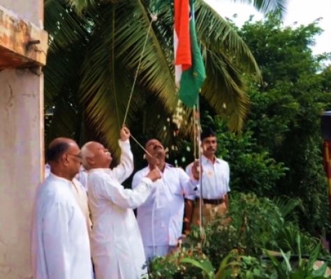 मोहन भागवत और संघ के नेताओं ने डीपी में लगाया तिरंगा, साझा किया तिरंगा फहराने वाला वीडियो