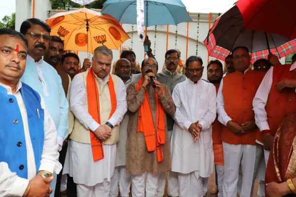 ठाकरे परिसर में साव ने किया ध्वजारोहण, रमनसिंह, कौशिक अपने अपने घरों में तिरंगा फहराया 