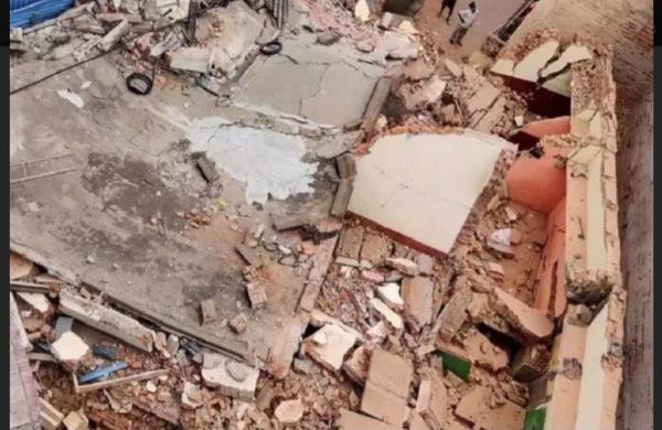 बारिश से गिरा ग्रामीण का घर, पांच लोगों की दबने से हुई मौत