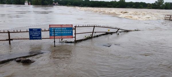महानदी उफ़ान पर, जांजगीर-चाम्पा और रायगढ़  के तटीय इलाकों से निचली बस्तियों के लोग  राहत शिविरों में 