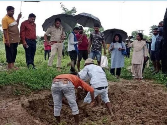 गर्भवती महिला का शव कब्र से निकाल पोस्टमार्टम के लिए भेजा गया